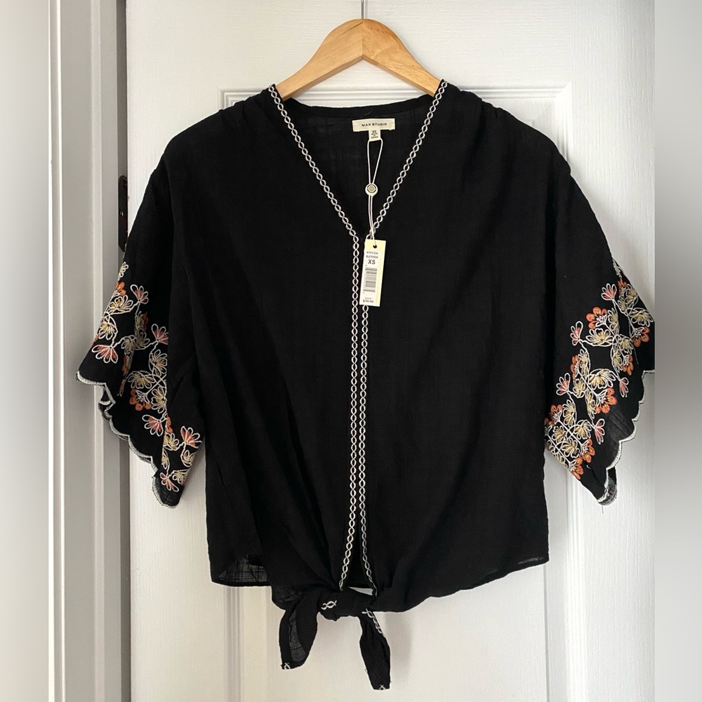 NWT MAX STUDIO Black Kimono Embroidered Sleeves Tie Top